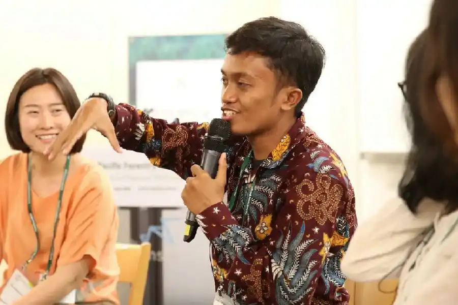 Inspirasi Hario Laskito Ardi, Alumni Unair yang Konsisten Dorong Digitalisasi Berbasis Dampak Sosial Hario Laskito Ardi (tengah), saat berbicara di sebuah forum (foto: istimewa)