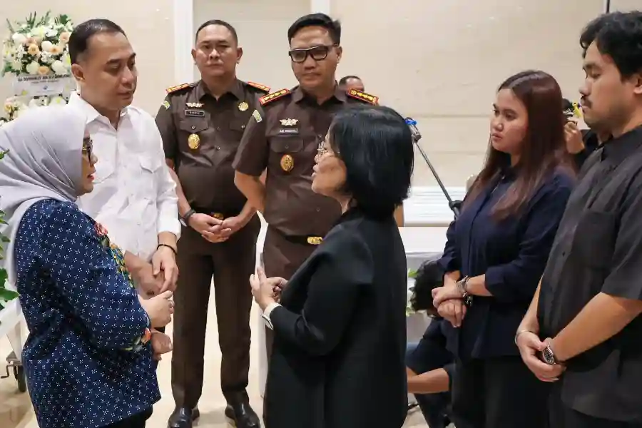 Wali Kota Eri Cahyadi Menangis di Samping Jenazah Ketua DPRD Surabaya, Kenang Dedikasi Dominikus Adi Sutarwijono Wali Kota Eri Cahyadi meneteskan air mata di rumah persemayaman Ketua DPRD Surabaya Dominikus Adi Sutarwijono, kenang dedikasi dan persahabatan.
