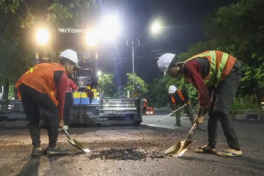 DSDABM Surabaya Kerahkan 9 Satgas, Perbaikan Jalan Berlubang Tembus 60 Ton Hotmix per Hari Pemkot Surabaya kerahkan 9 Satgas DSDABM perbaiki jalan berlubang, habiskan hingga 60 ton hotmix per hari dengan anggaran Rp40 miliar.