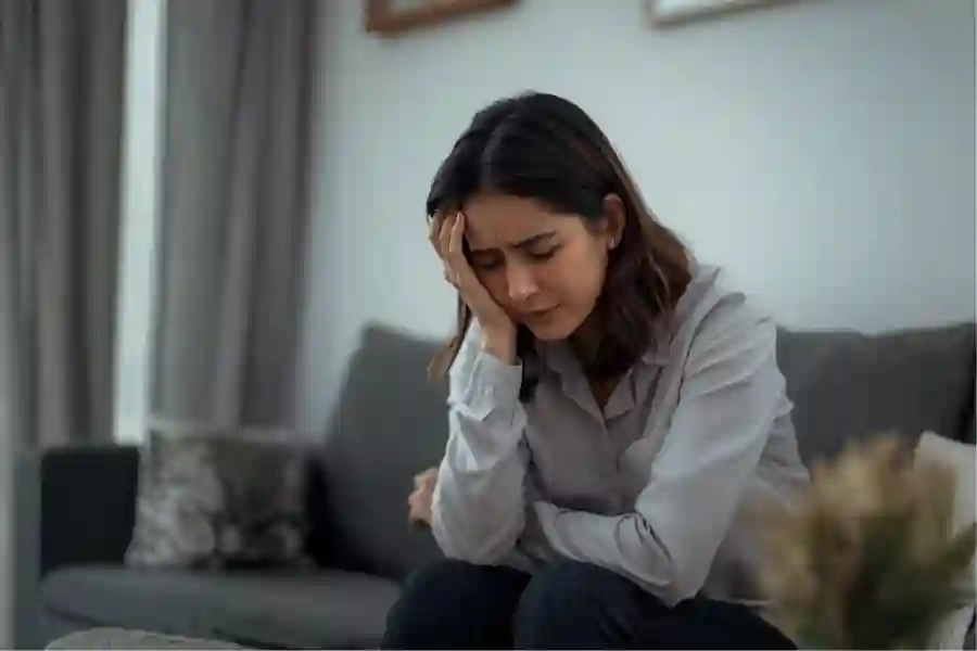 Kenapa Pusing Sering Timbul Saat Puasa? Ini Penjelasan Medisnya Ilustrasi perempuan pusing (Foto:Tutur/AI)