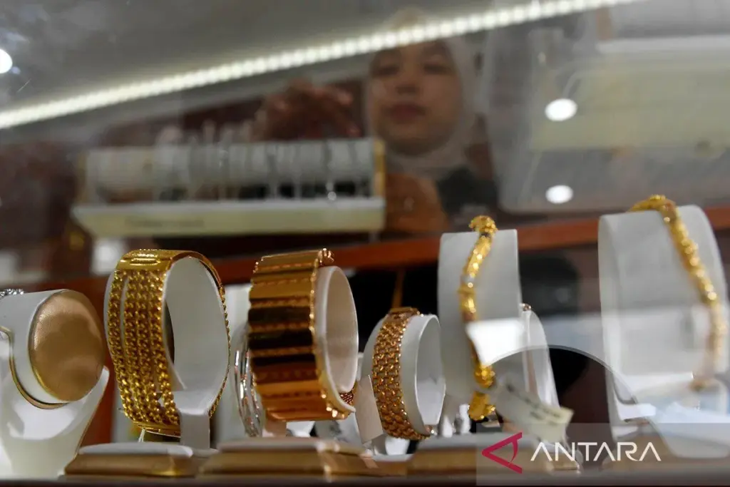 Harga Emas Perhiasan Turun Tipis, Pasar Tunggu Arah Global dan Rupiah