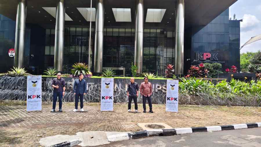 Penampakan Piagam Penghargaan Yaqut di Depan Gedung Merah Putih KPK