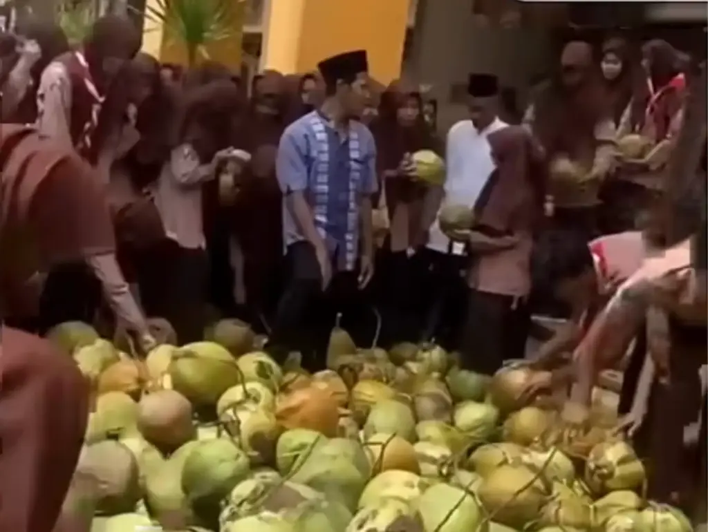 Lagi dan Lagi, Geger Menu MBG Sajikan Kelapa Untuh di Gresik
