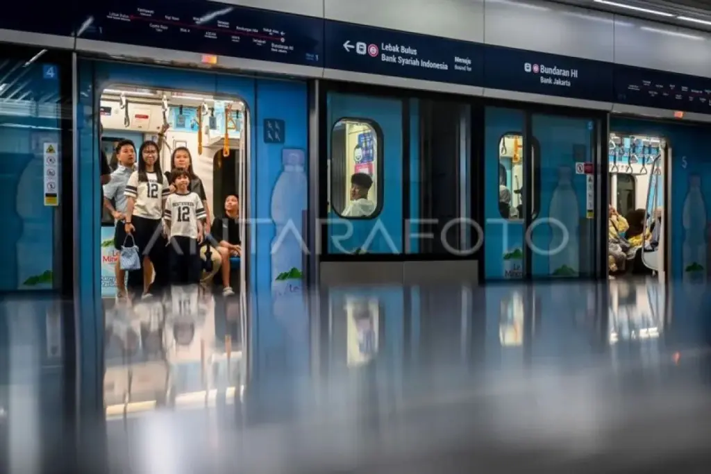 Rayakan 7 Tahun Beroperasi, MRT Jakarta Beri Tarif Spesial Rp243 Sehari