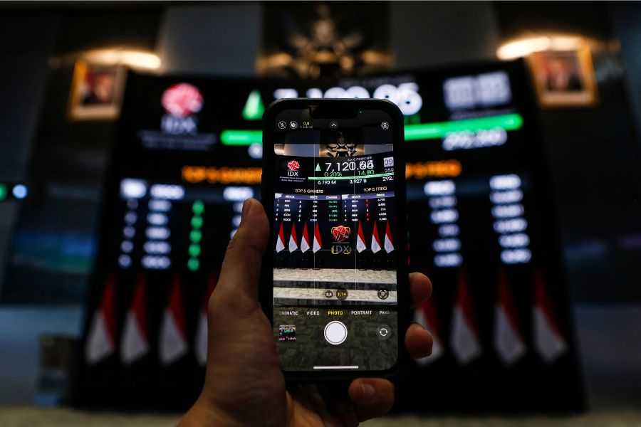 IHSG Sideways di Tengah Tekanan Global, Saham Energi Jadi Primadona