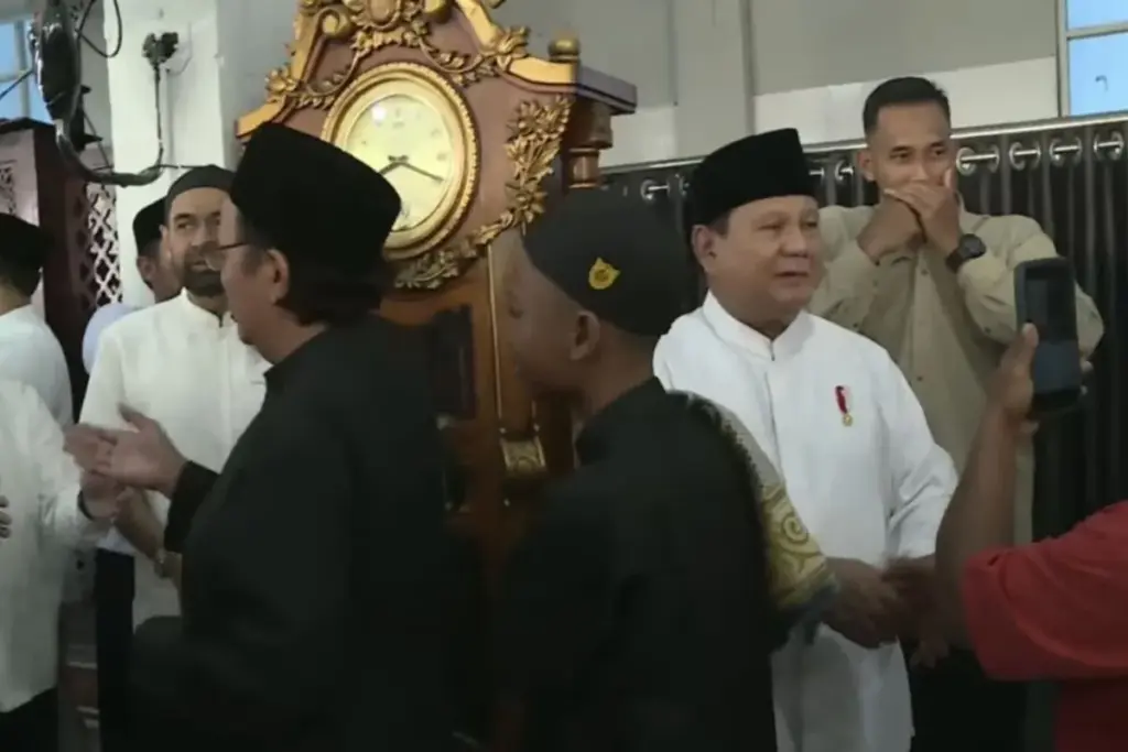 Presiden Prabowo Salat Id di Aceh Tamiang, Sapa Warga dan Bagikan Sembako