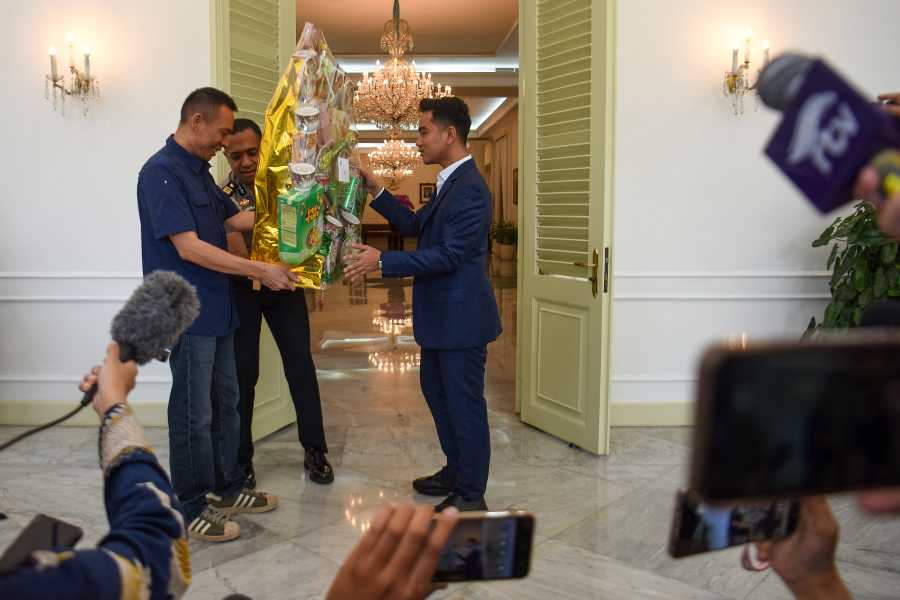 Beri Bingkisan Parcel Lebaran ke Rismon, Gibran: Kita Saudaraan