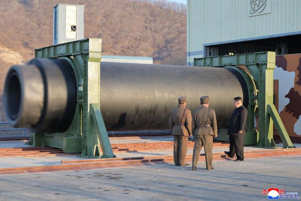Kim Jong Un Pamer Kekuatan Roket Baru Tercanggih Korea Utara