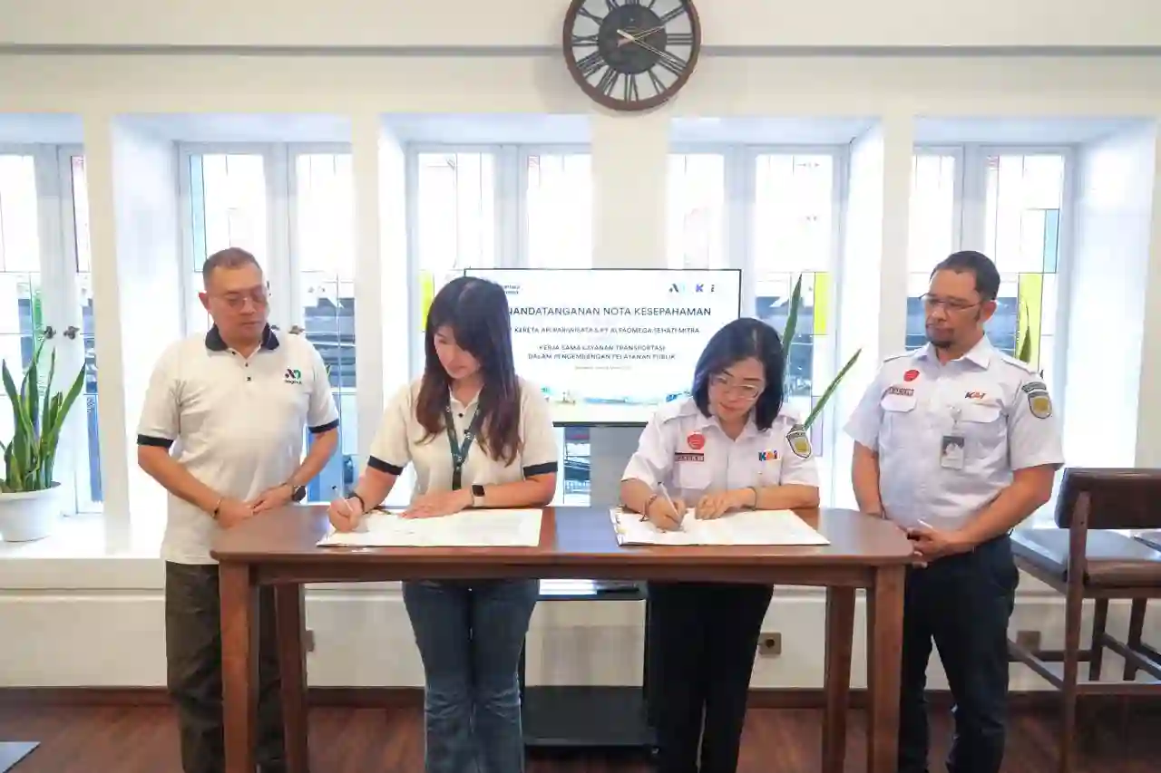 PT Kereta Api Pariwisata (KAI Wisata) menjalin kerja sama strategis dengan PT Alfaomega Sehati Mitra (AO Group) melalui layanan Joglosemar Executive Shuttle Bus. Kolaborasi ini ditandai dengan penandatanganan nota kesepahaman di Yogyakarta pada 16 Maret 2026. (Foto: Tutur/KAI)