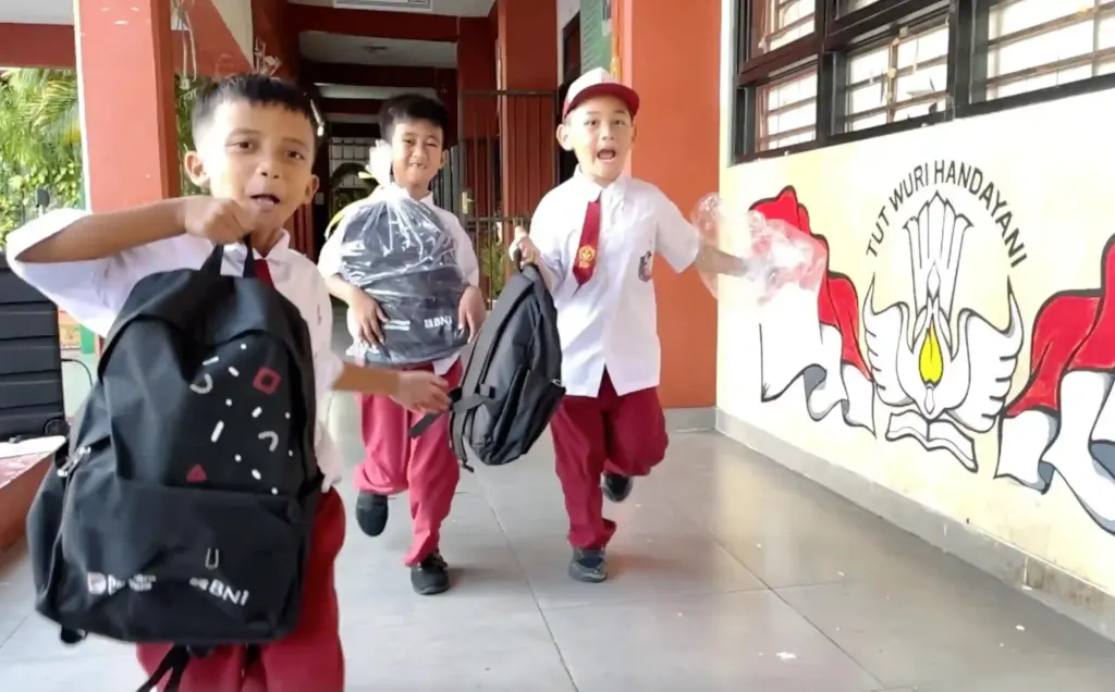 Satu Tahun Danantara Indonesia, BNI Salurkan 6.000 Paket Perlengkapan Sekolah PT Bank Negara Indonesia (Persero) Tbk atau BNI menjadi salah satu perusahaan yang berpartisipasi dengan menyalurkan 6.000 paket perlengkapan sekolah yang didistribusikan di Provinsi DKI Jakarta, Kalimantan Tengah, dan Papua Tengah. (Foto: Tutur/BNI)