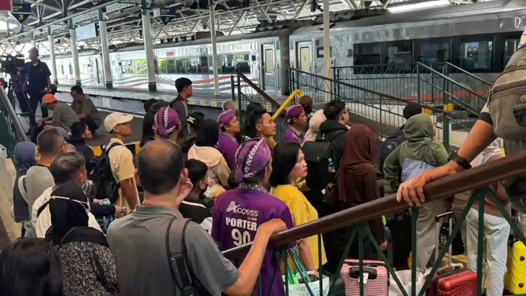 Liburan Sekolah Dongkrak Mobilitas, Hampir 45 Ribu Penumpang Gunakan Kereta Api di Daop 6 Yogyakarta Memasuki hari ke-9 masa Angkutan Lebaran 2026, Kamis (19/3/2026), KAI Daop 6 Yogyakarta mencatat total 46.155 penumpang kereta api jarak jauh yang datang dan berangkat. (Foto: Tutur/KAI)