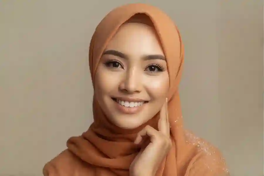 Dandan Tahan Lama saat Lebaran, tapi Tetap Ramah Kulit: Ini Kunciannya Make up natural awet untuk Idulfitri (Foto: Tutur/Ilustrasi AI)