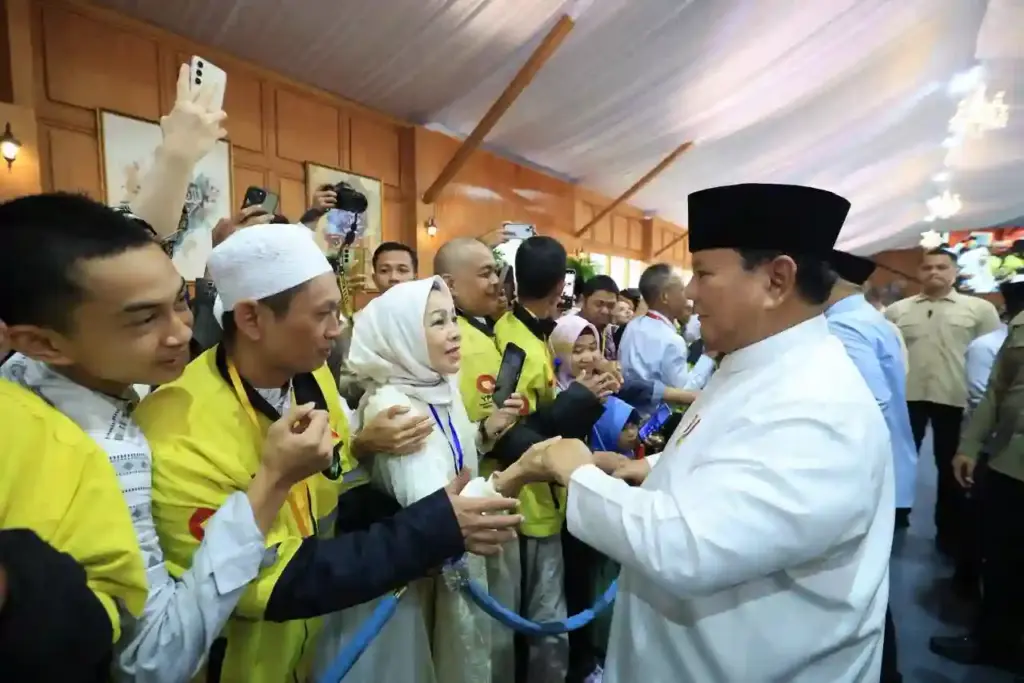 Driver Ojol Bangga Lebaran di Istana, Pulang Bawa Sembako dari Presiden Antusias driver ojek online menerima bantuan paket sembako dari Presiden RI. (Foto: Tutur/Bakom RI)