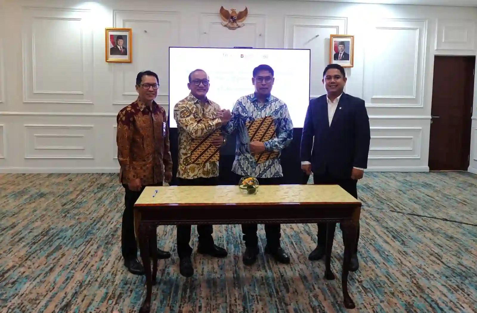 Direktur Business & Marketing PT Finnet Indonesia Aziz Sidqi, Direktur Utama PT Finnet Indonesia Rakhmad Tunggal Afifuddin, Direktur Jenderal Pemberdayaan Kementrian Perlindungan Pekerja Migran Indonesia Dr. Muh. Fachri, S.STP., M.Si., Wakil Menteri Perlindungan Pekerja Migran Indonesia Dzulfikar Ahmad Tawalla, S.Pd, M.I.Kom. saat penandatanganan Perjanjian Kerja Sama (PKS) antara Finnet dengan Kementerian Pelindungan Pekerja Migran Indonesia (KP2MI). (Foto: Tutur/Telkom Indonesia)