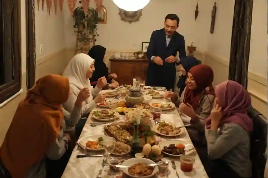 Ide Bukber Irit tapi Tetap Hangat Kebersamaannya Berbuka puasa bersama teman dekat (Foto: Tutur/Ilustrasi AI)