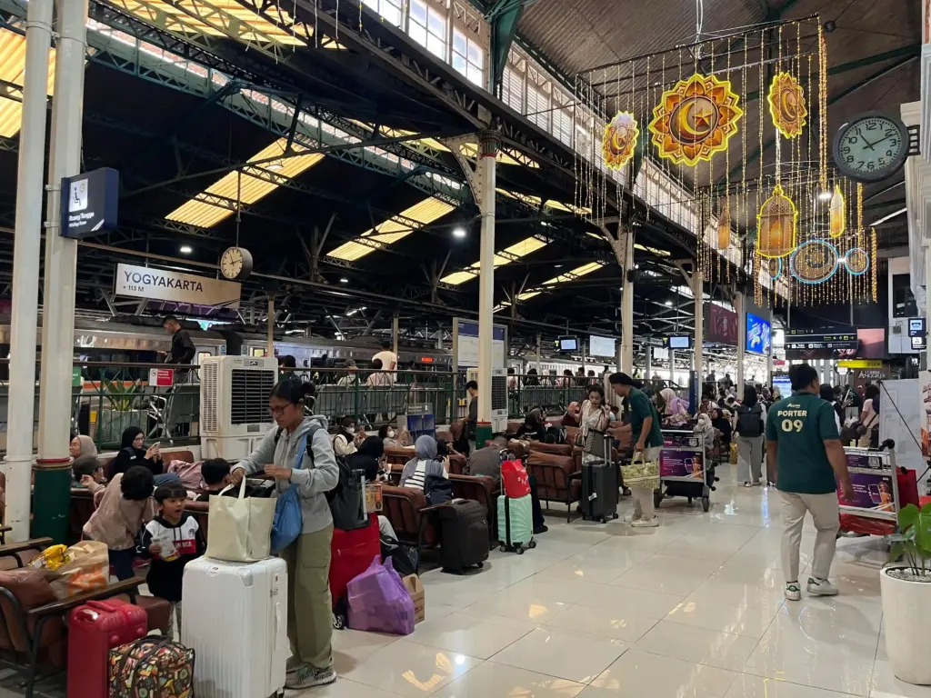 Hari Keempat Angkutan Lebaran 2026, Penumpang KAI Daop 6 Yogyakarta Tembus 51 Ribu Orang Memasuki hari keempat masa Angkutan Lebaran 2026, Sabtu (14/3/2026), volume penumpang kereta api jarak jauh di wilayah Daop 6 Yogyakarta menunjukkan peningkatan. (Foto: Tutur/ KAI)