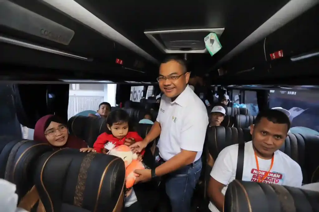 BNI Berangkatkan 7.000 Pemudik, Mudik Gratis BUMN 2026 Resmi Dimulai Wakil Kepala Badan Pengaturan BUMN Tedi Bharata menyapa para pemudik di dalam bus yang disediakan BNI dalam rangka program Mudik Gratis BUMN 2026 sebelum keberangkatan dari Ring Road Gelora Bung Karno (GBK), Jakarta. (Foto: Tutur/BNI)