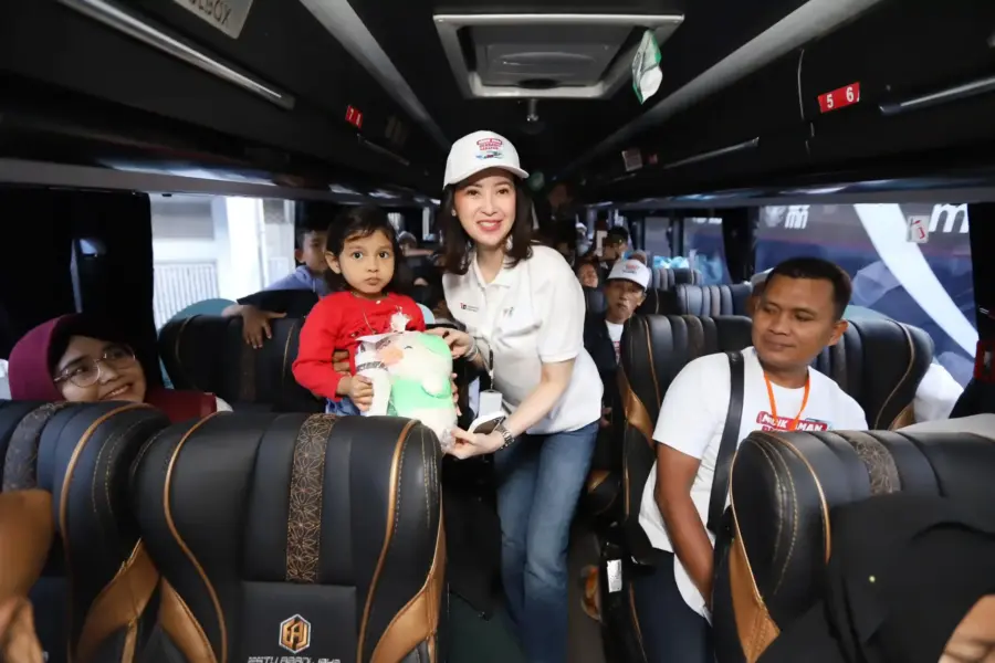 Senyum dan antusiasme mewarnai momen saat Wakil Direktur Utama BNI Alexandra Askandar berinteraksi dengan para pemudik di dalam bus sebelum keberangkatan program Mudik Gratis BUMN 2026 dari Ring Road Gelora Bung Karno (GBK), Jakarta.(Foto: BNI)