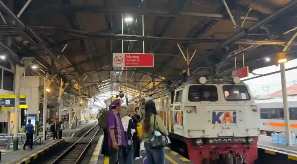 Sambut Long Weekend Paskah, KAI Daop 6 Yogyakarta Operasikan 7 KA Tambahan Penjualan tiket kereta api untuk masa angkutan Lebaran di wilayah PT Kereta Api Indonesia (KAI) Daerah Operasi 6 terus menunjukkan tren positif. (Foto: Tutur/KAI)