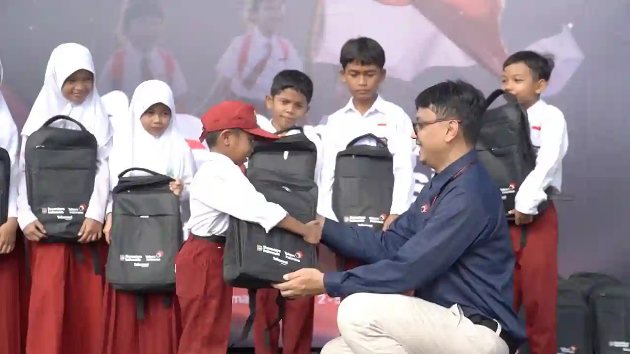 PT Telkom Indonesia (Persero) Tbk (Telkom) turut berkontribusi melalui penyaluran 2.500 paket perlengkapan sekolah kepada siswa di wilayah Kalimantan Utara. (Foto: Telkom Indonesia)