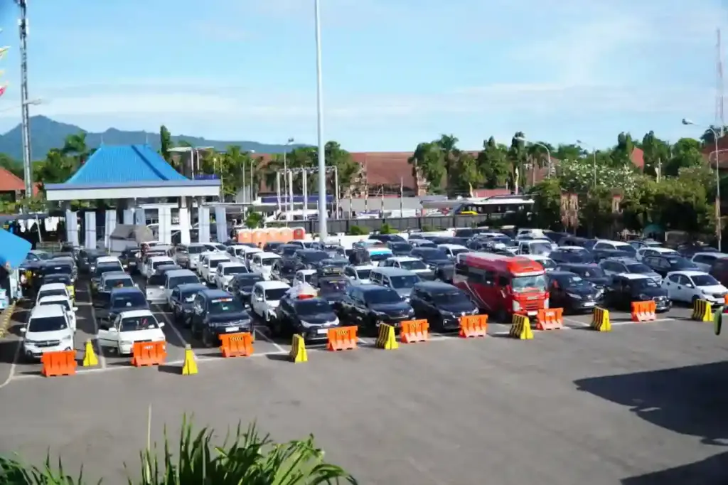 ASDP Kendalikan Puncak Mudik, Ratusan Ribu Pemudik Tinggalkan Jawa ke Sumatera PT ASDP Indonesia Ferry (Persero) memastikan layanan penyeberangan tetap berjalan optimal di tengah puncak arus mudik Lebaran 2026. (Foto: Tutur/ASDP)