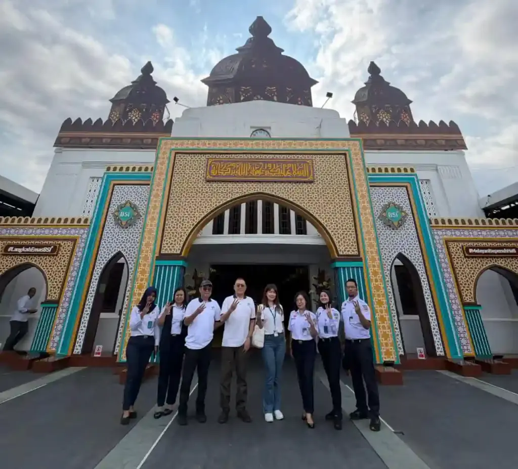 KAI Wisata Gandeng Joglosemar, Kembangkan Layanan Transportasi dan Paket Wisata Terintegrasi PT Kereta Api Pariwisata (KAI Wisata) menjalin kerja sama strategis dengan PT Alfaomega Sehati Mitra (AO Group) melalui layanan Joglosemar Executive Shuttle Bus. Kolaborasi ini ditandai dengan penandatanganan nota kesepahaman di Yogyakarta pada 16 Maret 2026. (Foto: Tutur/KAI)