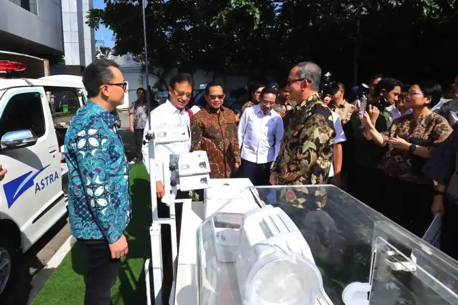 Menteri Kesehatan Budi Gunadi Sadikin (kedua kiri), Menteri Dalam Negeri Jenderal Polisi (Purn) Prof. Drs. H. Muhammad Tito Karnavian (tengah), Direktur Astra Hamdhani Dzulkarnaen Salim (kanan), Wakil Menteri Kesehatan Benjamin Paulus Octavianus (kedua kanan), Chief of Corporate Affairs Astra Boy Kelana Soebroto (kiri) saat meninjau alat kesehatan dari Astra Otoparts yang diserahkan Astra ke Kementerian Kesehatan Republik Indonesia pada hari ini (12/3). (Foto: Astra)