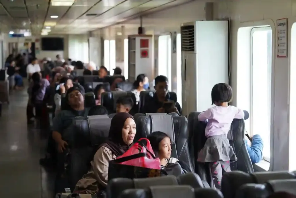 H-5 Lebaran, Trafik Penyeberangan Jawa–Sumatera Terpantau Lancar PT ASDP Indonesia Ferry (Persero) mencatat peningkatan aktivitas penyeberangan dari Jawa menuju Sumatera menjelang Angkutan Lebaran 2026. (Foto: Tutur/ASDP)