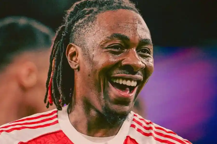 Arsenal Dominan di Babak Pertama, Gol Spektakuler Eberechi Eze Lumpuhkan Leverkusen Arsenal unggul 1-0 atas Leverkusen di babak pertama Liga Champions lewat gol Eberechi Eze. The Gunners tampil dominan di Emirates.