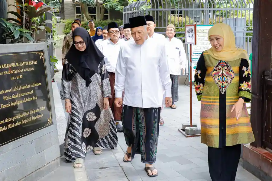 Jelang Idulfitri 1447 H, Gubernur Khofifah Sowan ke Tebuireng dan Tambakberas Gubernur Khofifah sowan ke Ponpes Tebuireng dan Tambakberas jelang Idul Fitri 1447 H, perkuat ukhuwah dan ziarah ke makam Gus Dur.