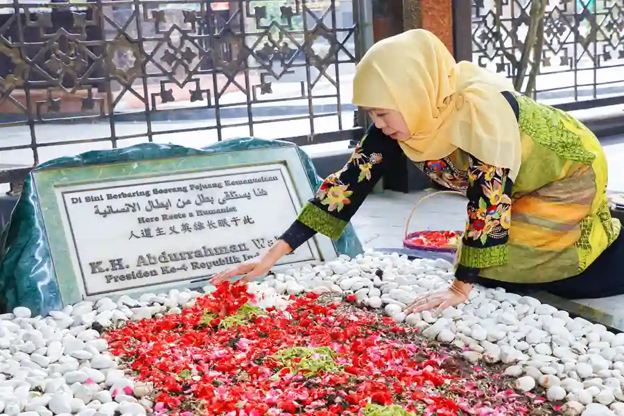 Gubernur Khofifah saat berziarah ke makam KH Abdurrahman Wahid (Gus Dur) di kompleks Pondok Pesantren Tebuireng.