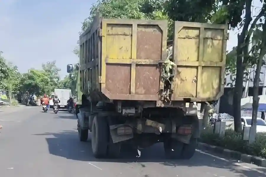 Viral Truk Sampah Berserakan di Jalan, DLH Surabaya Tegaskan Armada Pengangkut Wajib Tertutup dan Laik Jalan Tangkapan layar video viral pembawa sampah di Surabaya