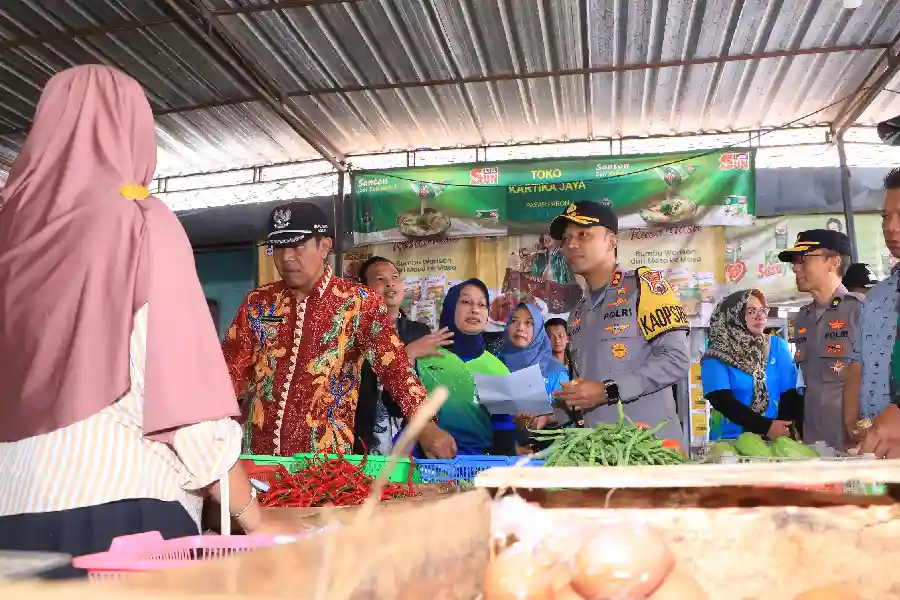Polres Ngawi dan Pemkab Sidak Pasar Paron, Pastikan Harga Bahan Pokok Stabil Jelang Idulfitri 1447 H Polres Ngawi bersama Pemkab melakukan sidak Pasar Paron untuk memastikan harga dan ketersediaan bahan pokok tetap stabil selama Ramadan hingga Idulfitri 1447 H.