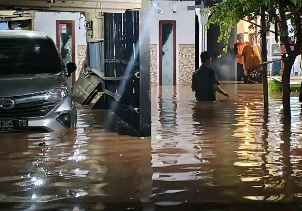 Banjir Rendam 6.650 Rumah di Pasuruan, Kecamatan Beji Terparah dengan Ketinggian Air Capai 1,5 Meter Banjir di Pasuruan rendam 6.650 rumah di 11 kecamatan. Beji jadi wilayah terparah dengan ketinggian air hingga 1,5 meter.