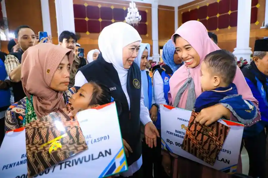 Sapa Bansos Ramadan Berlanjut, Khofifah Salurkan Bantuan Rp13,76 Miliar untuk Warga Pamekasan Gubernur Khofifah menyalurkan bantuan sosial Rp13,76 miliar melalui program Sapa Bansos Ramadan di Pamekasan untuk dukung kesejahteraan masyarakat.