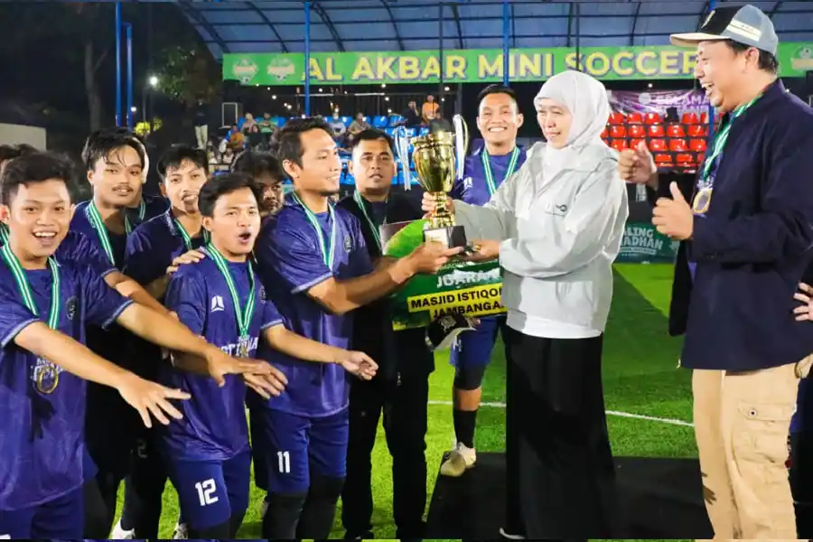 Gubernur Khofifah Saksikan Final Marbot Soccer League 2026 di Surabaya, Perkuat Silaturahmi dan Kesehatan Marbot Masjid Gubernur Khofifah menyaksikan final Marbot Soccer League 2026 di Surabaya. Ajang ini mempererat silaturahmi marbot sekaligus mendorong kesehatan jasmani dan rohani.