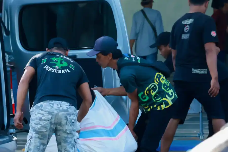 UNAIR Salurkan 10.000 Paket Berkah Ramadan untuk Masyarakat Jawa Timur, Jangkau 18 Kabupaten dan Kota UNAIR menyalurkan 10.000 paket berkah Ramadan kepada yatim, panti asuhan, dan keluarga pra-sejahtera di 18 kabupaten/kota Jawa Timur.