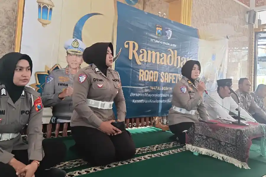 Ditlantas Polda Jatim Gelar Ramadan Road Safety di Sidoarjo, Edukasi Warga Sambut Mudik Lebaran 2026 Ditlantas Polda Jatim menggelar Ramadhan Road Safety di Sidoarjo untuk edukasi tertib lalu lintas menjelang mudik Lebaran 2026.