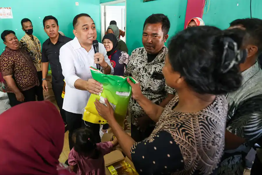 Wali Kota Eri Cahyadi Sidak Pasar Murah Surabaya, Pastikan Stabilisasi Harga Pangan di 31 Kecamatan Wali Kota Surabaya Eri Cahyadi sidak pasar murah di 31 kecamatan untuk memastikan stabilitas harga pangan menjelang Idulfitri 2026.