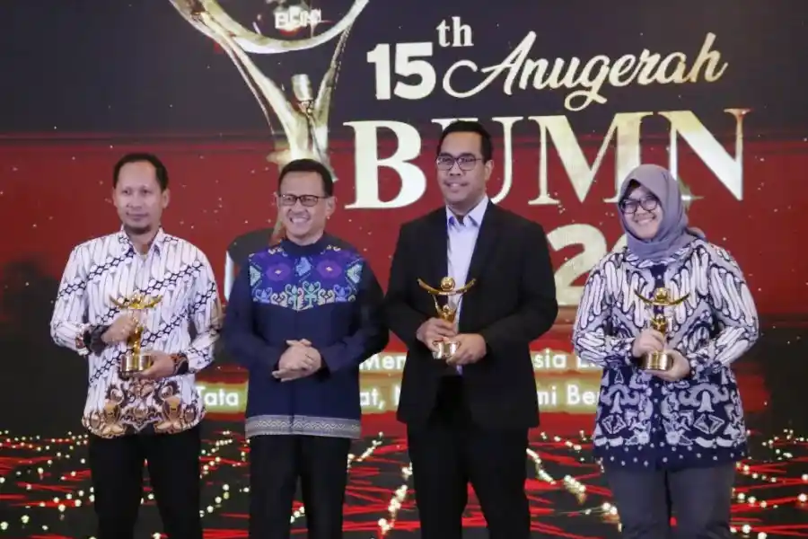 Perum Jasa Tirta I Raih Dua Penghargaan di Anugerah BUMN 2026, Fahmi Hidayat Dinobatkan sebagai Best CEO Perum Jasa Tirta I meraih dua penghargaan di Anugerah BUMN 2026. Dirut Fahmi Hidayat dinobatkan sebagai Best CEO kategori Water Resources Governance.