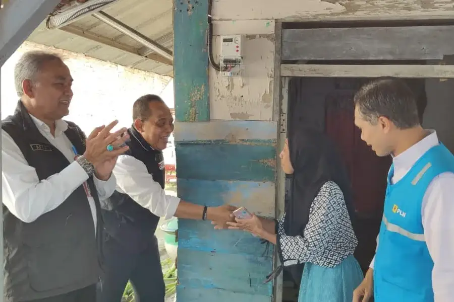 PLN UID Jatim Pasang 350 Sambungan Listrik Gratis Lewat Program Light Up the Dream 2026 PLN UID Jatim salurkan 350 sambungan listrik gratis melalui Light Up the Dream 2026, bantu warga kurang mampu di Jawa Timur.