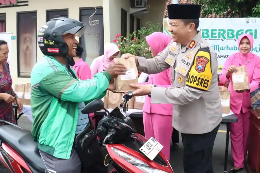 Kapolres Mojokerto Kota Bersama Bhayangkari Turun ke Jalan, Bagikan Takjil Gratis untuk Pengendara Saat Ramadan Kapolres Mojokerto Kota AKBP Herdiawan Arifianto bersama Bhayangkari membagikan takjil gratis kepada pengendara di depan Mapolres saat Ramadan.