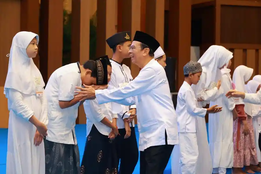 UNAIR Gelar Buka Puasa Bersama 1.000 Anak Yatim, Perkuat Semangat Berbagi di Bulan Ramadan UNAIR menggelar buka puasa bersama 1.000 anak yatim di Airlangga Convention Center Surabaya sebagai bentuk kepedulian sosial dan semangat berbagi Ramadan.