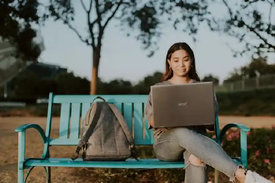 KPPU Selidiki Dugaan Monopoli TikTok Shop–Tokopedia di Ekosistem E-commerce Ilustrasi penggunaan produk teknologi untuk kebutuhan sehari-hari (foto: Dok Windows)