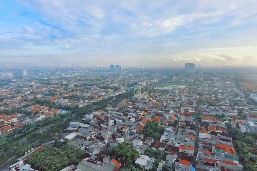Ketika Polusi Kendaraan Menjadi Warisan Antar Generasi Ilustrasi langit Kota Surabaya (foto: Puji Nugroho/unsplash)