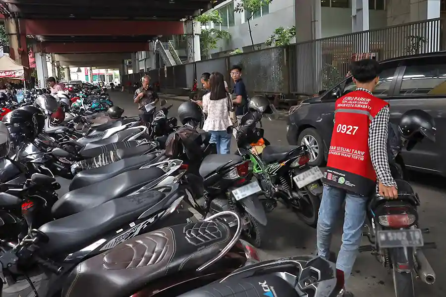Lonjakan Belanja Lebaran 2026, Dishub Surabaya Tertibkan Parkir di Kawasan Pertokoan Lonjakan belanja Lebaran di Surabaya membuat kawasan pertokoan padat. Dishub menertibkan parkir dan menyiagakan petugas untuk mencegah kemacetan.