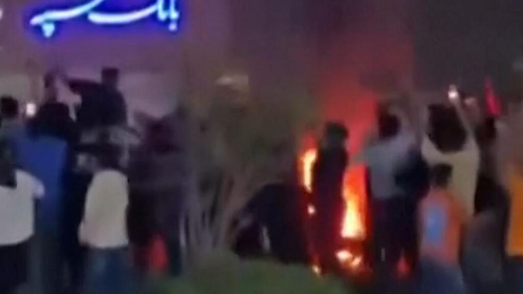 Sekelompok Orang di Iran Menari Rayakan Kematian Ali Khamenei