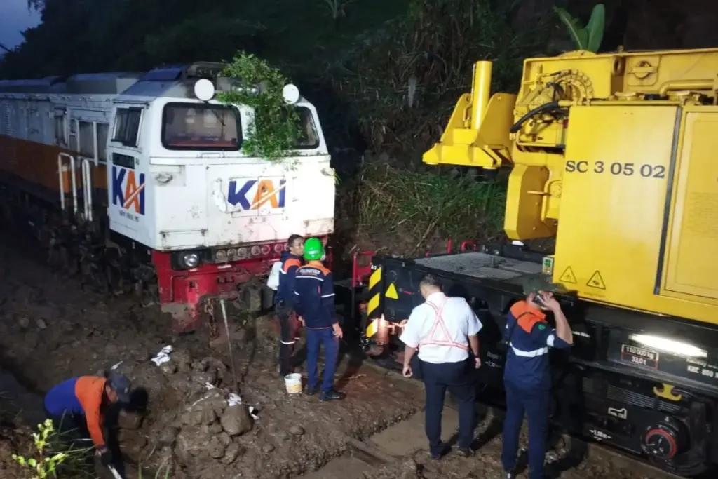 KA Ciremai Terhenti di Tengah Lintasan Akibat Jalur Tertutup Longsor