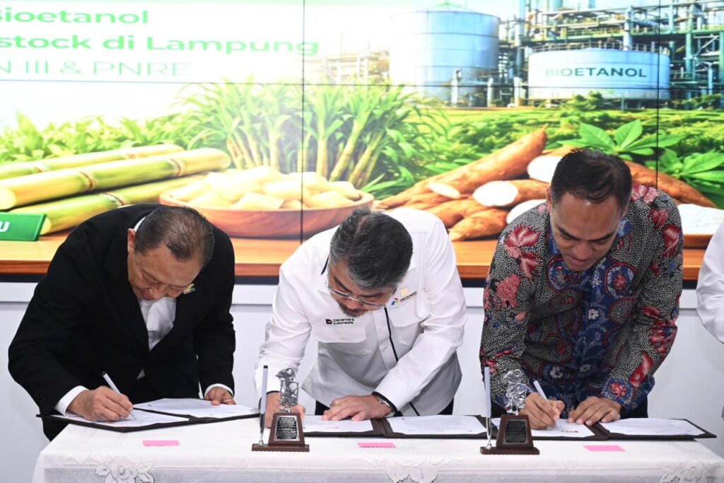 Pertamina Perkuat Kolaborasi Bioetanol, Dorong Target E20 pada 2028 CEO Pertamina New & Renewable Energy, John Anis, bersama PTPN III, Ryanto Wisnuardhy dan MedCo, Aradea Z Arifin melakukan penandatanganan kerja sama Pengembangan Bioetanol di Palm Oil, Gedung Agro Plaza, Jakarta pada Senin (27/04/2026). (Foto: Tutur/ Pertamina)