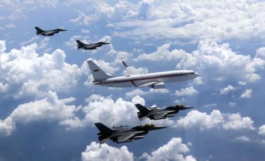 Momen Prabowo Terbang Dikawal Enam Jet Tempur